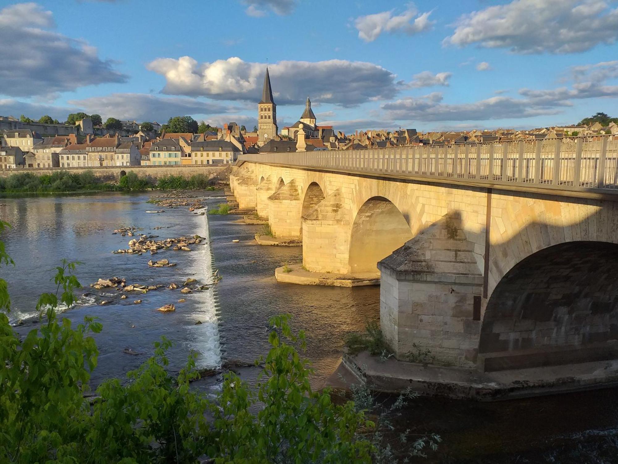 La Cour Du Chateau La Charité-sur-Loire Exteriör bild